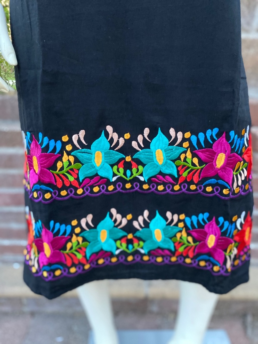 Traditional Mexican embroidered dress - Picture 5 of 7